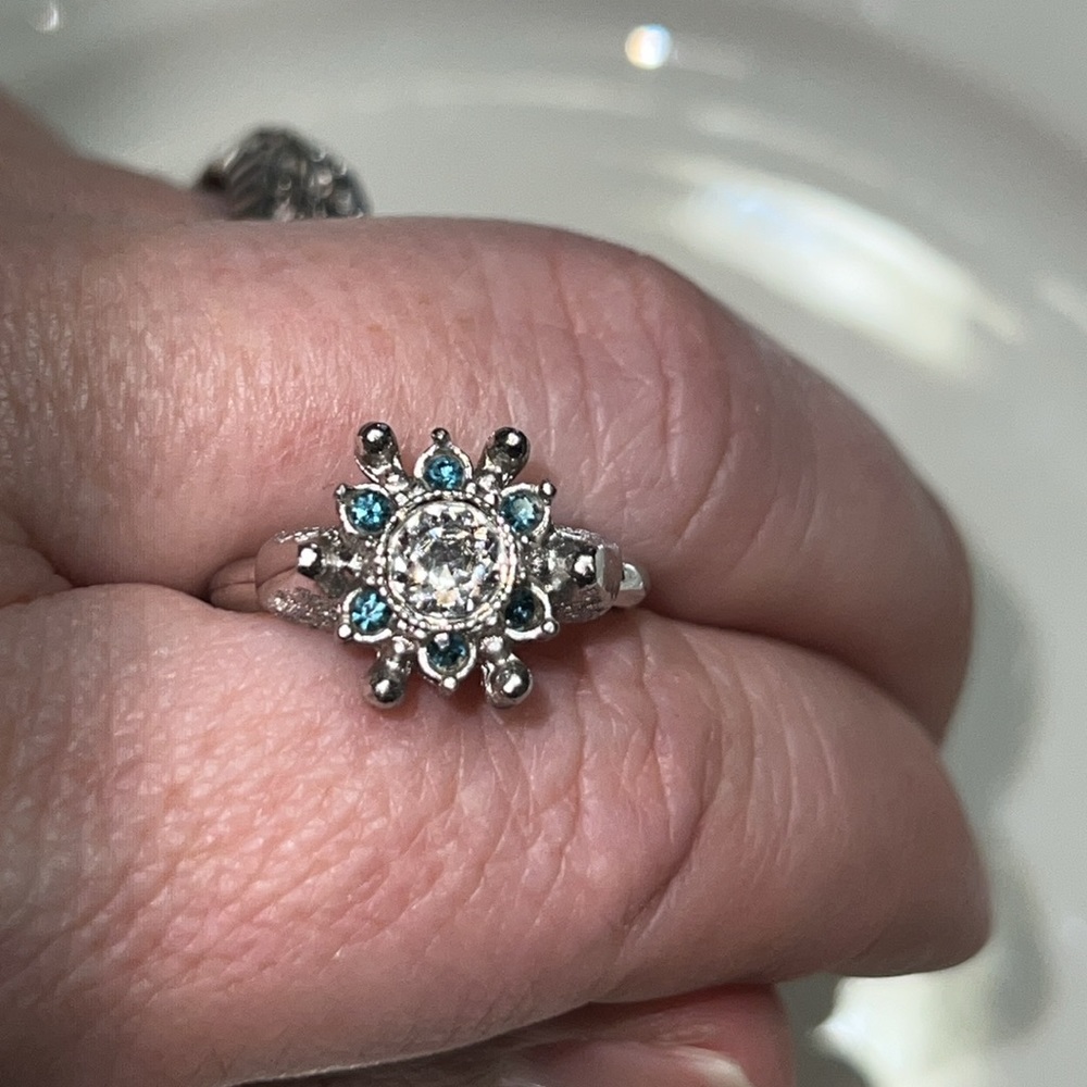 Vintage Avon Silver Tone Flower Aquarime Look Crystal Ring Sz 6 EUC